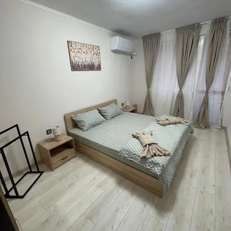 Iztochen Blvd, Free Parking